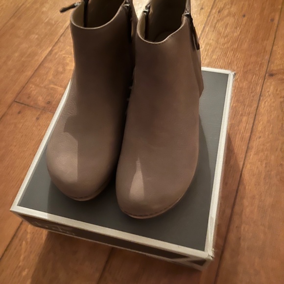 NEW w/box taupe Dansko boots size 38 - Picture 4 of 5